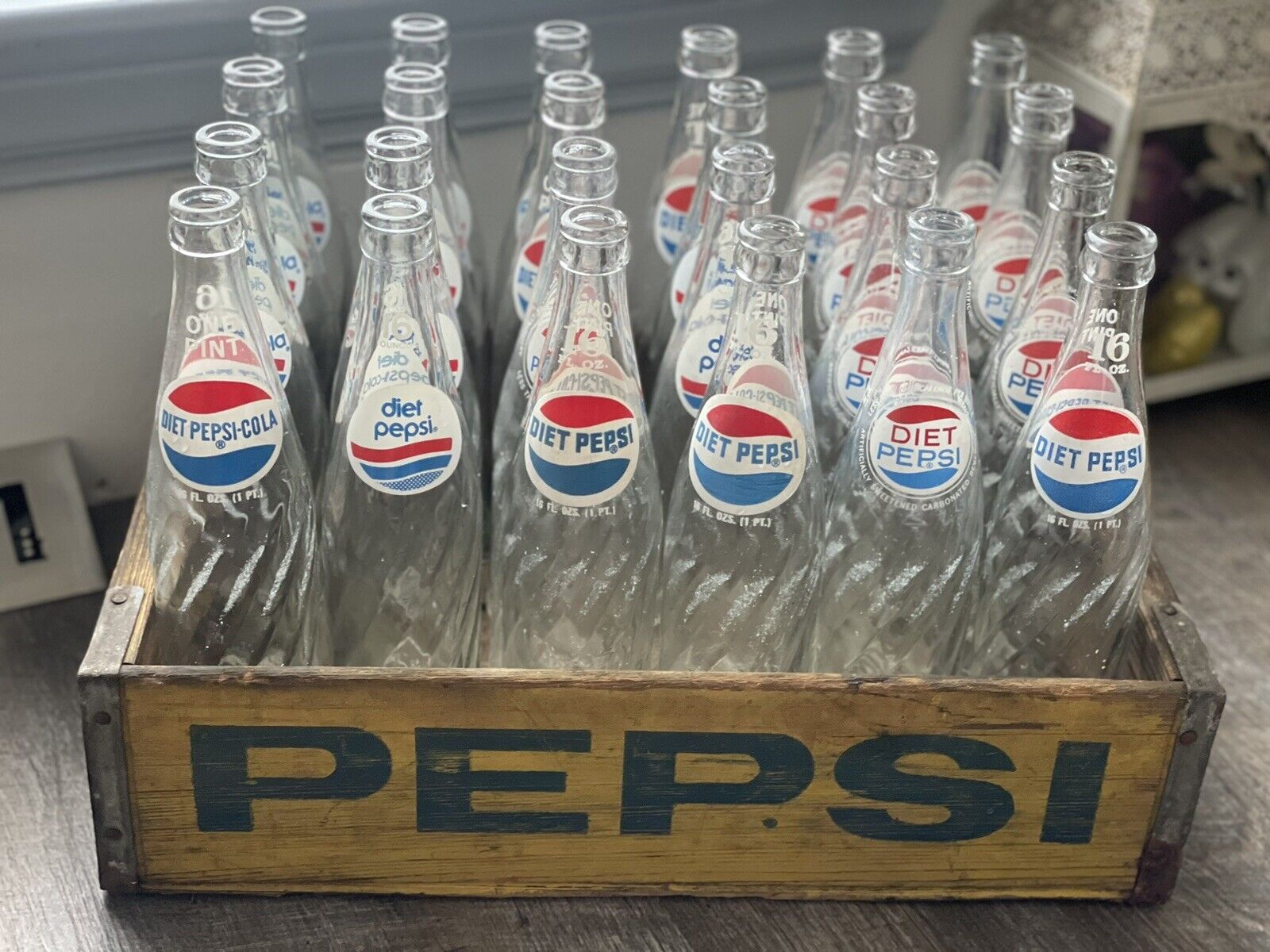 Lot of 24 Vintage Swirl Diet Pepsi Cola Glass Bottles & Yellow Wood Pepsi Crate