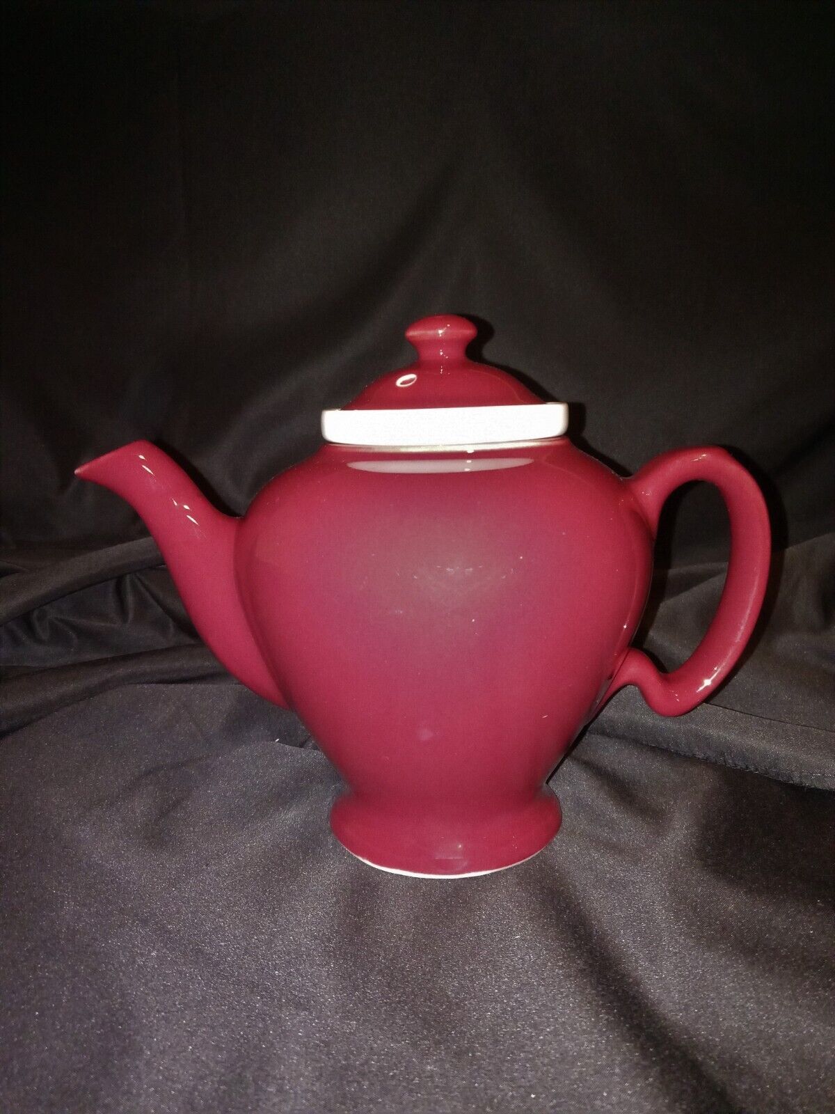 A PERFECT VINTAGE MCCORMICK BURGUNDY TEAPOT & INFUSER, MADE IN MARYLAND U.S.A.