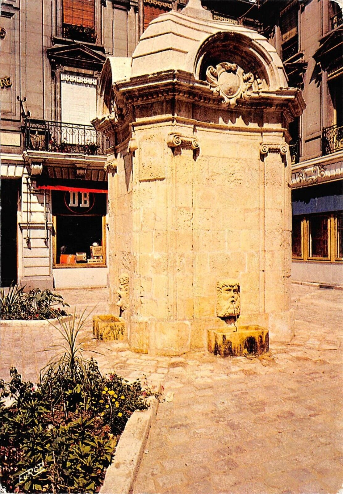 CPM La Rochelle La Vieille Fountain of Pilori (131660)