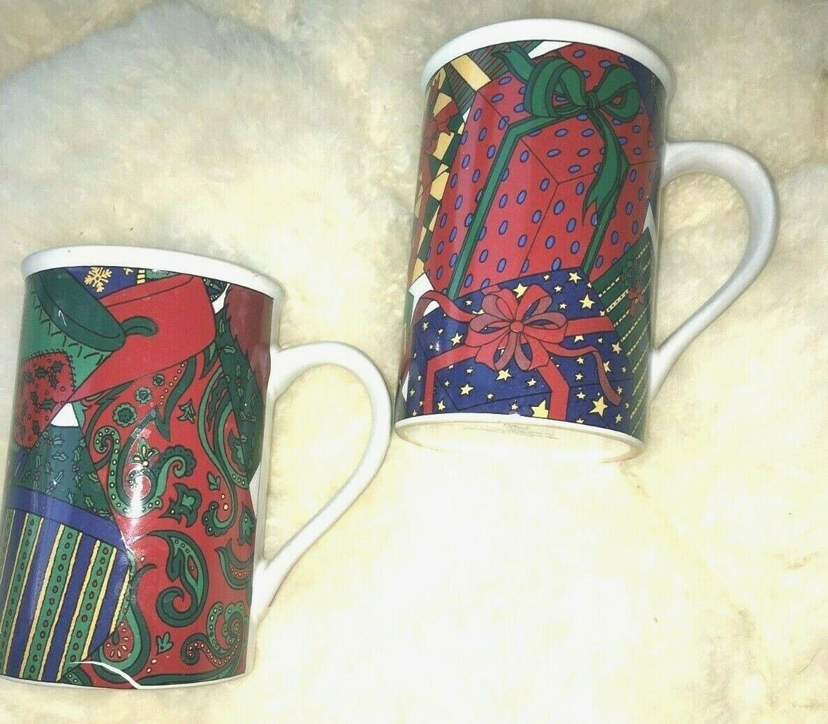 Pair of Christmas Stoneware coffee mugs Signature Housewares Holiday collectible