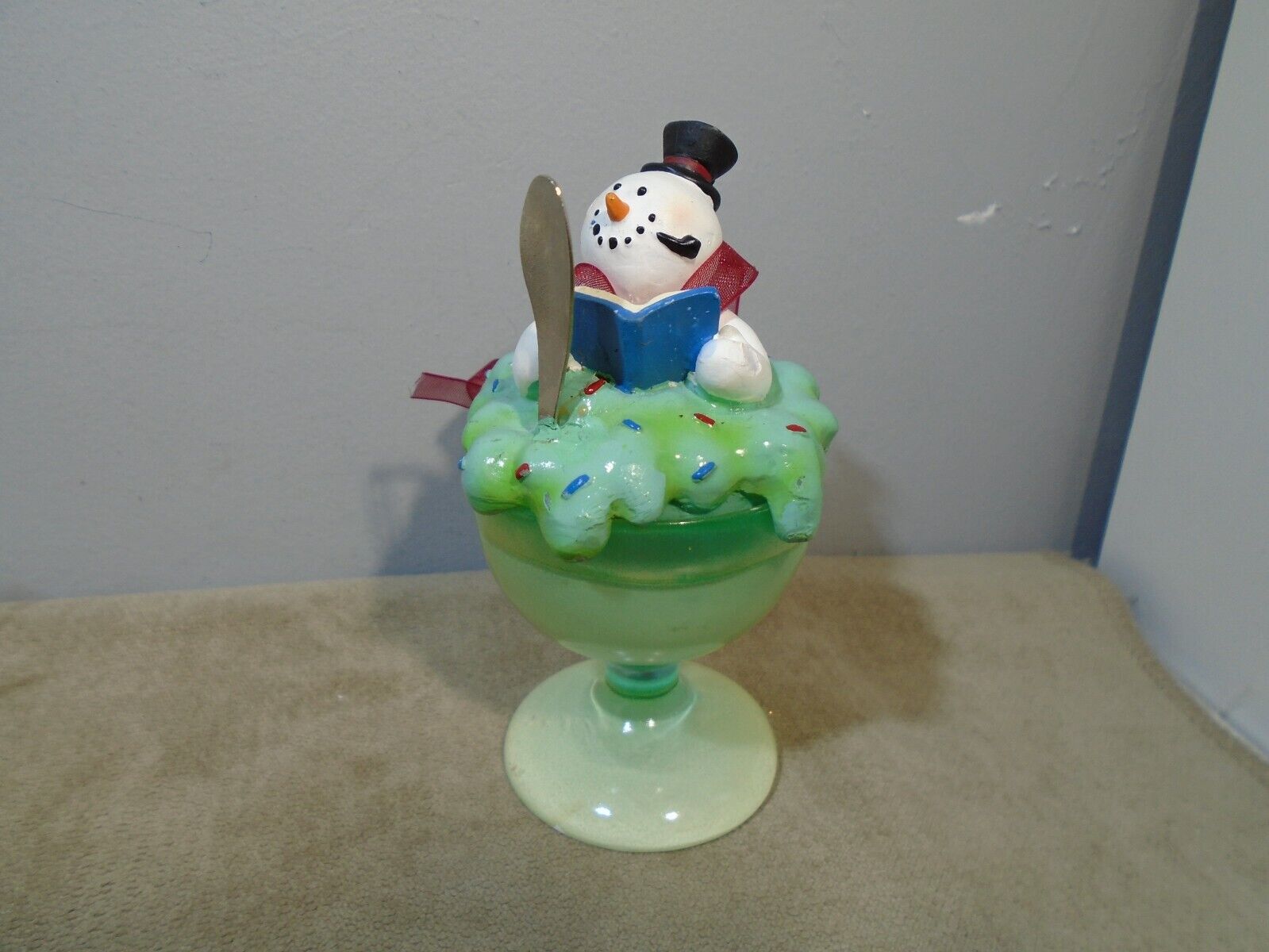 SNOWMAN READING IN A GREEN HOLIDAY BUBBLE BATH SUNDAE 3.5” ORNAMENT UNBRANDED