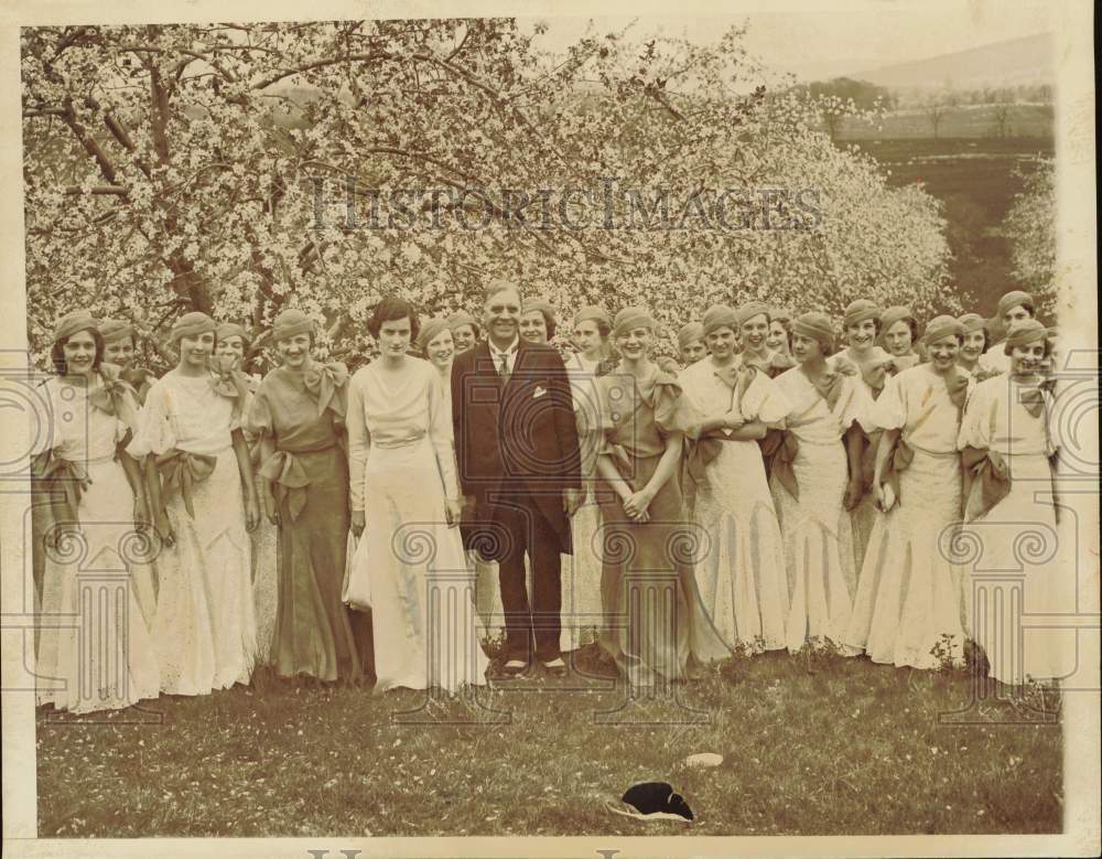 1933 Press Photo Winchester, Virginia Apple Blossom Festival visitors.
