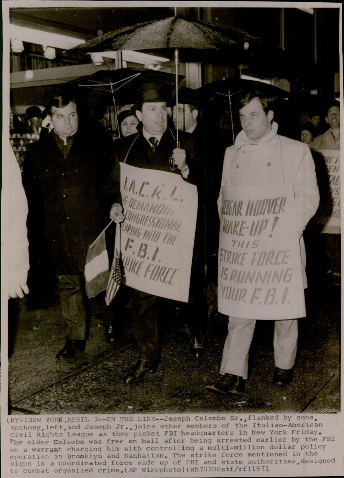 LG782 1971 Wire Photo JOSEPH COLOMBO Mob Boss Sons Jr Anhony Protesting FBI HQ