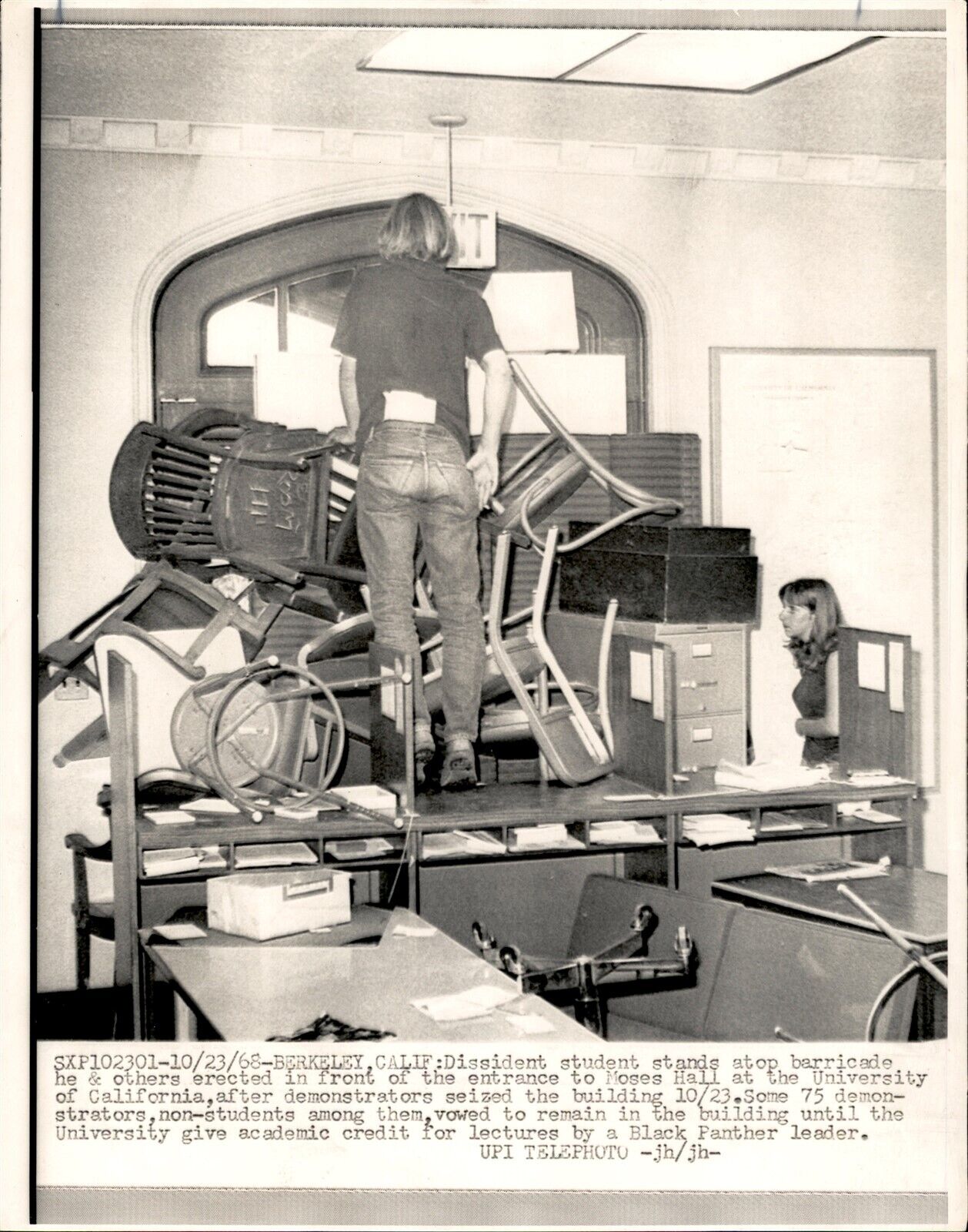 LG54 1968 Oversize UPI Wire Photo DISSIDENT BERKELEY STUDENT STANDS ON BARRICADE