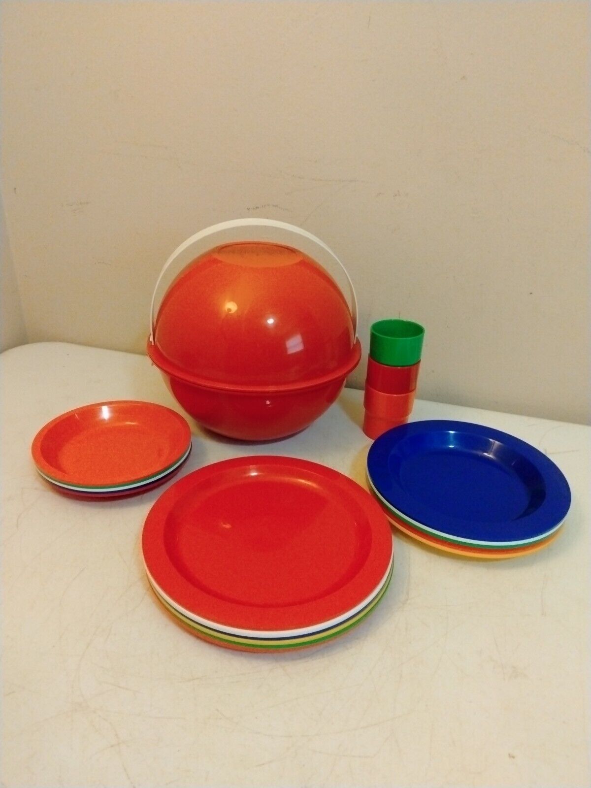 20 PIECE VTG INGRID CHICAGO PARTY BALL RAINBOW PICNIC CAMPING SET PLATES CUPS 