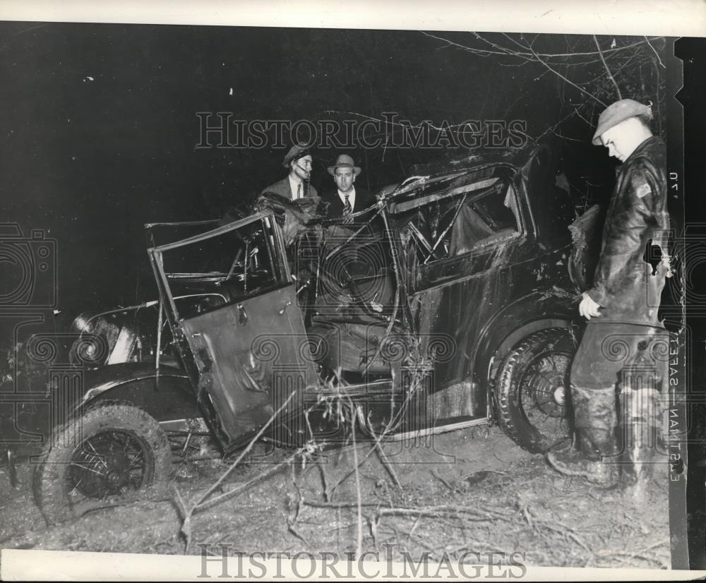 1939 Press Photo Car plunged into river in Vicksburg, Miss., bridge washout
