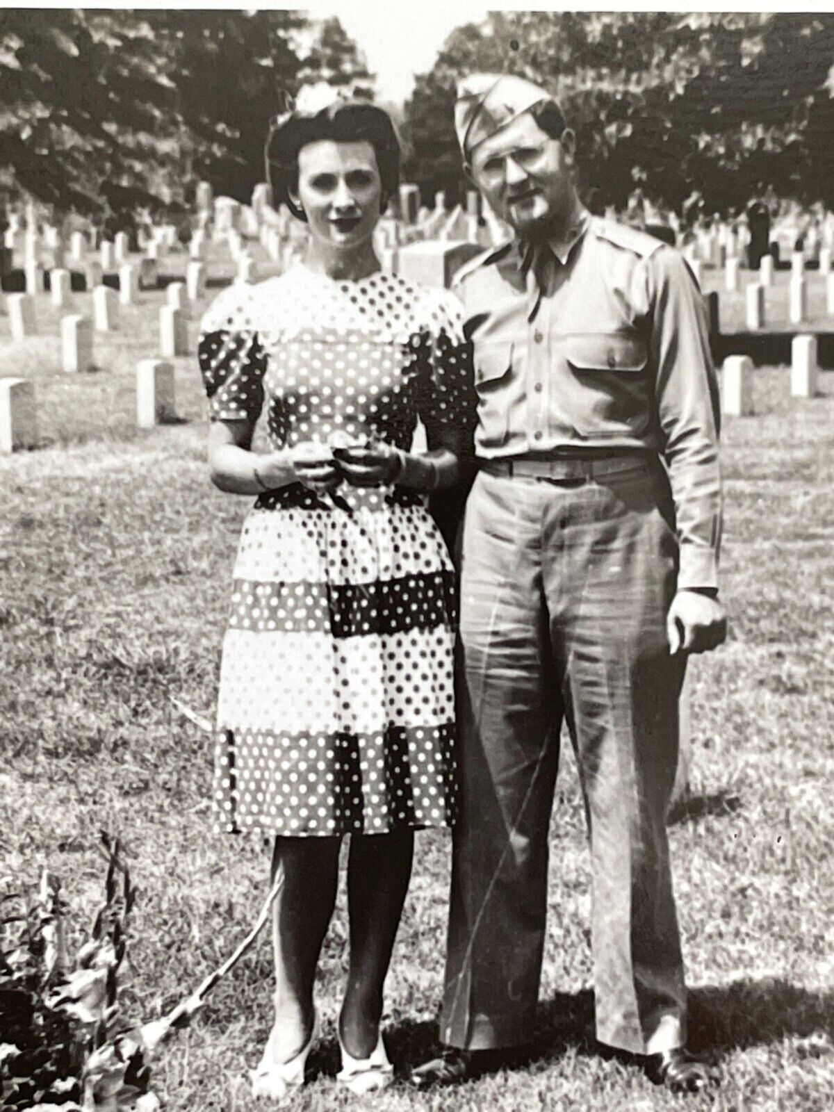 G4 Photograph 1943 Arlington Cemetery Army Soldier With Beautiful Wife Graves 