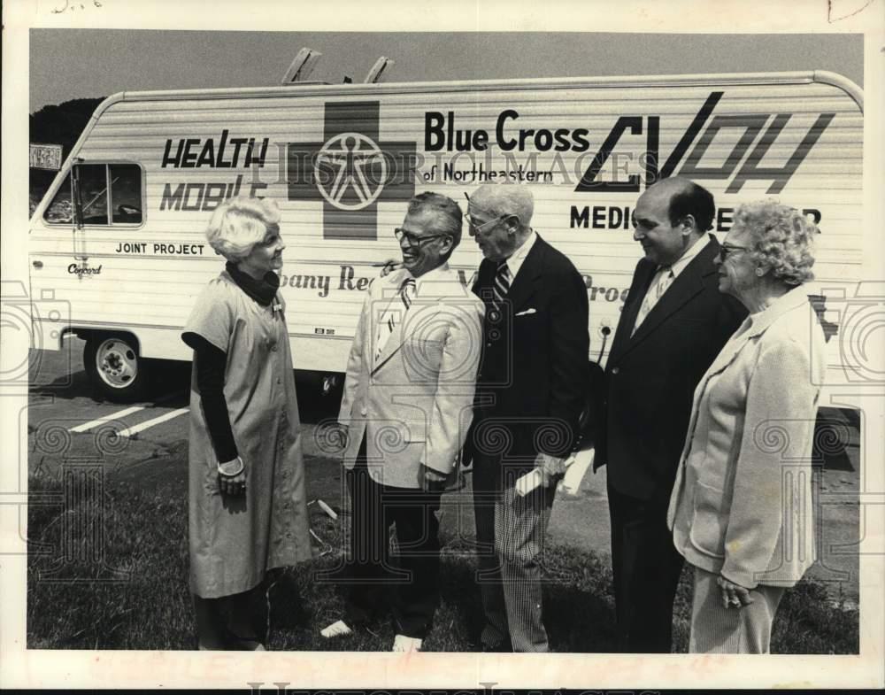 1977 Press Photo Officials pose with health mobile truck in Troy, New York