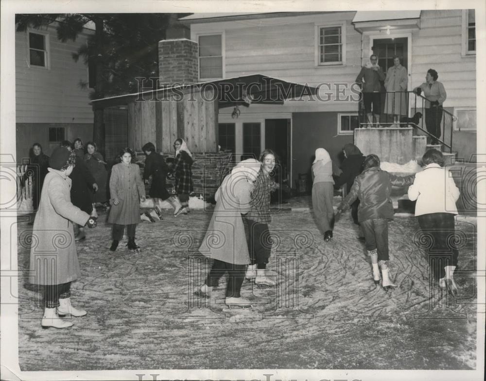 1955 Press Photo Girl Scouts ice skate in the back yard of Mrs Taber\'s house
