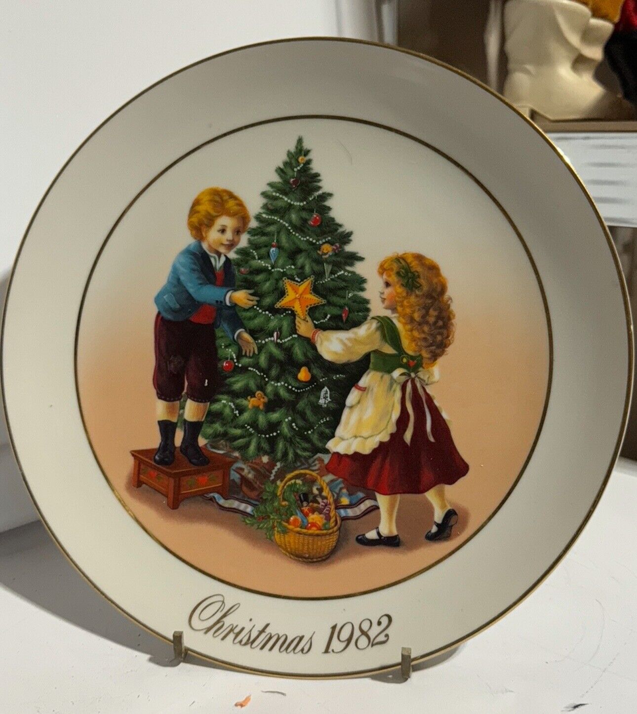 Vintage Antique 9” 2nd Edition Avon 1982 Christmas Collector Plate