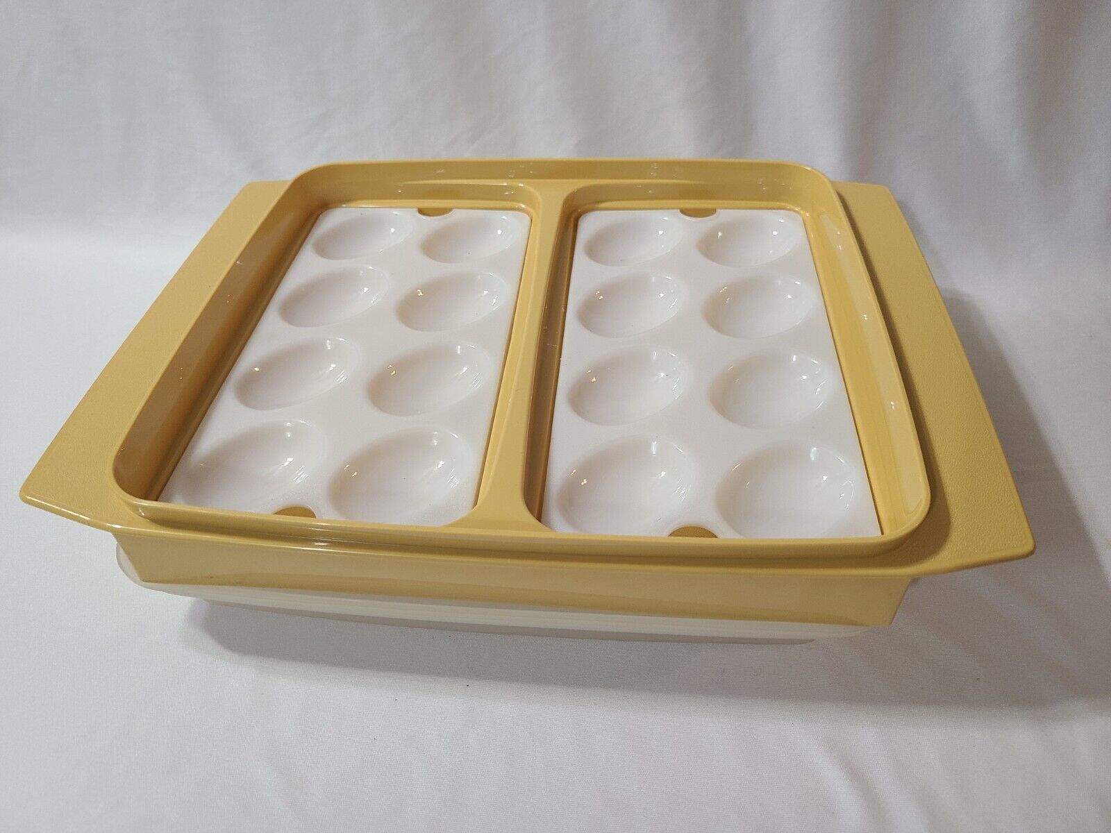 Vintage Tupperware Deviled Egg Tray Keeper Carrier Container 723-4 Gold Yellow