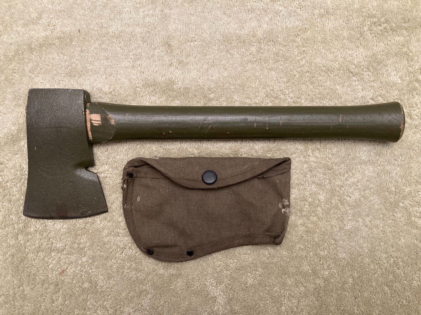 MILITARY STYLE VINTAGE GREEN AXE/HATCHET WITH SHEATH.