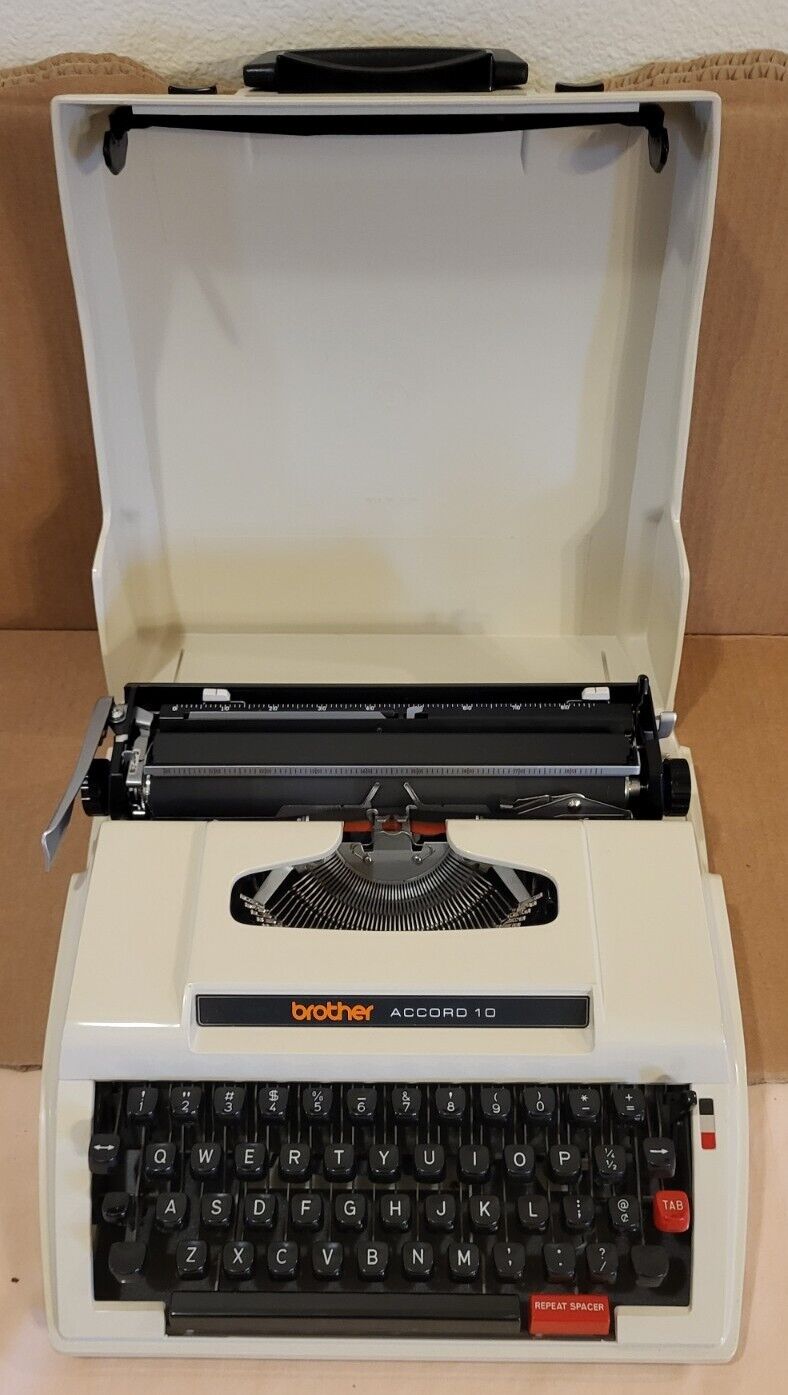 VTG • Brother • Accord 10 • Portable Typewriter w/Case • 1982 • E 25107445