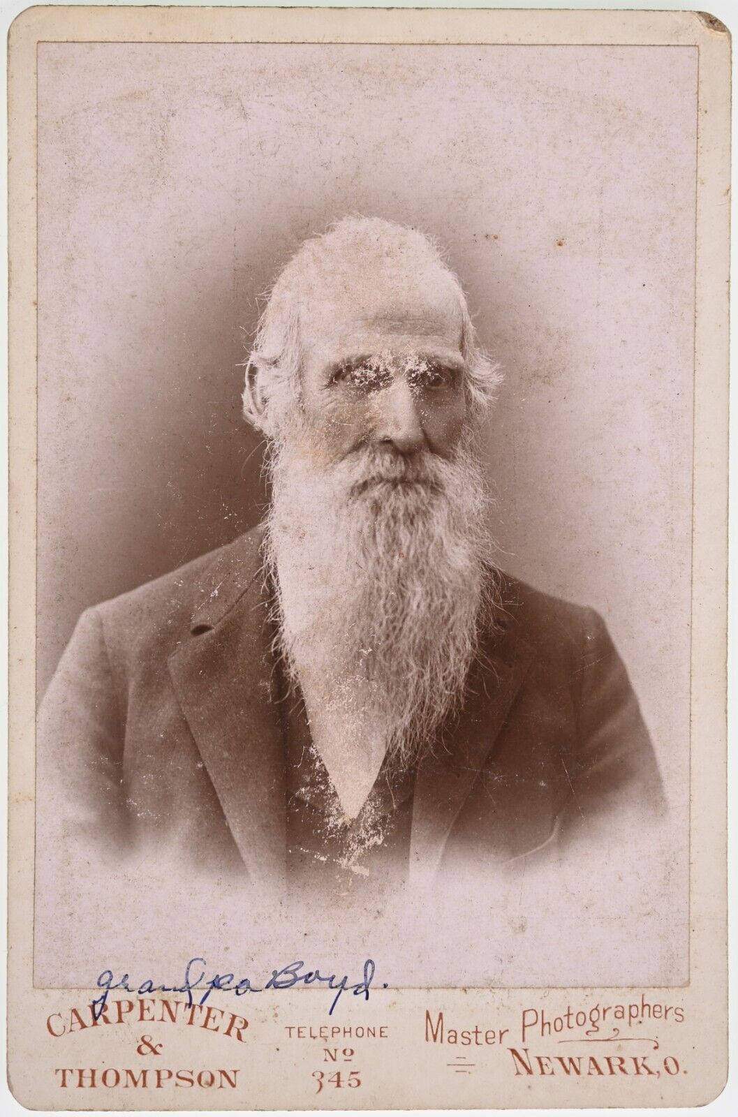 CIRCA 1890s CABINET CARD CARPENTER HANDSOME OLD BEARDED MAN IN SUIT NEWARK OHIO