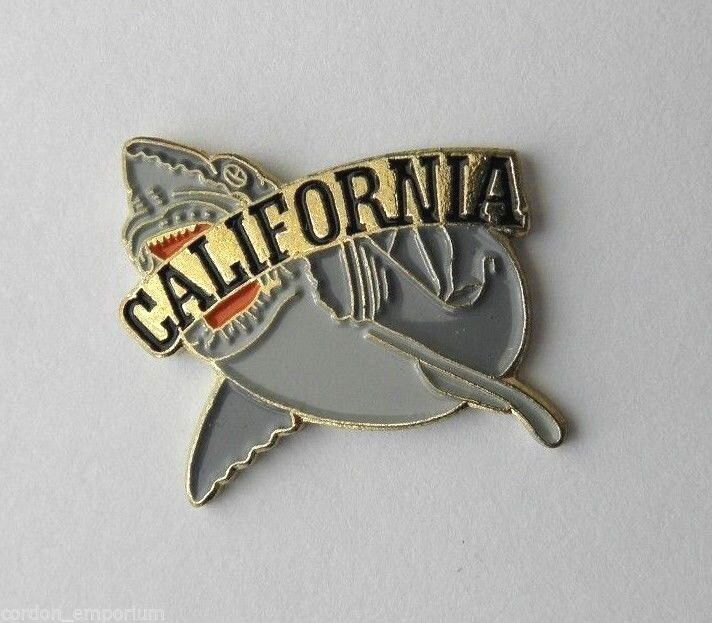 USA CALIFORNIA HOLLYWOOD UNIVERSAL JAWS GREAT WHITE SHARK LAPEL PIN BADGE 1 INCH