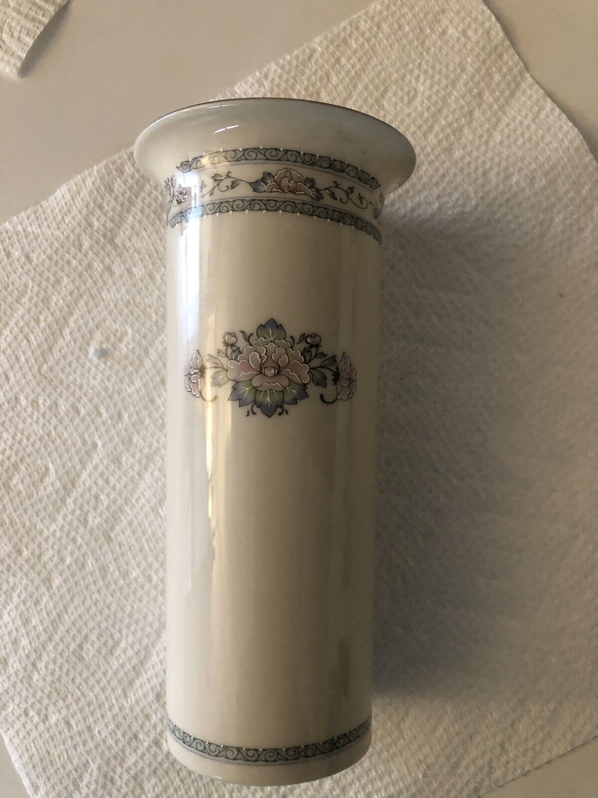 Lenox  Charleston Vase -DISCONTINUED ITEM- Made in USA - Porcelain 7\