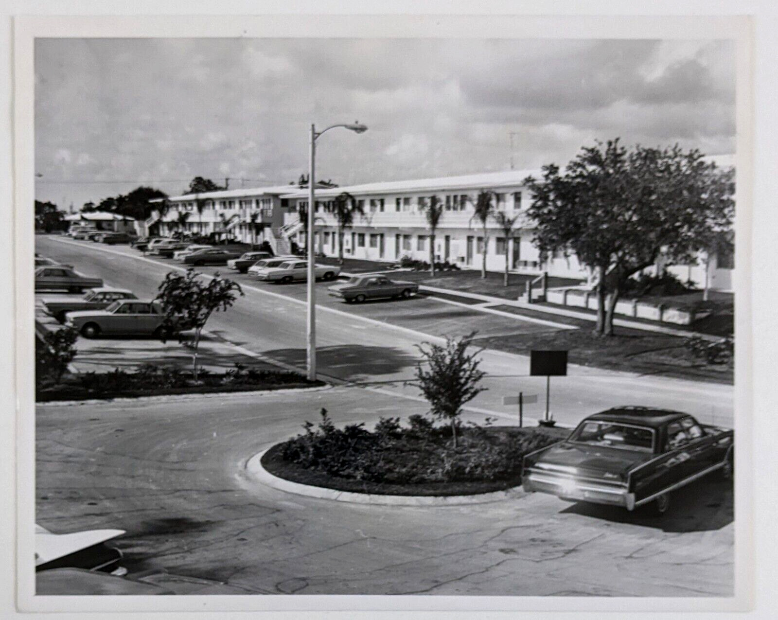1966 Miami Florida Seminole Gardens Aprtments Hotel Parking Vintage Press Photo