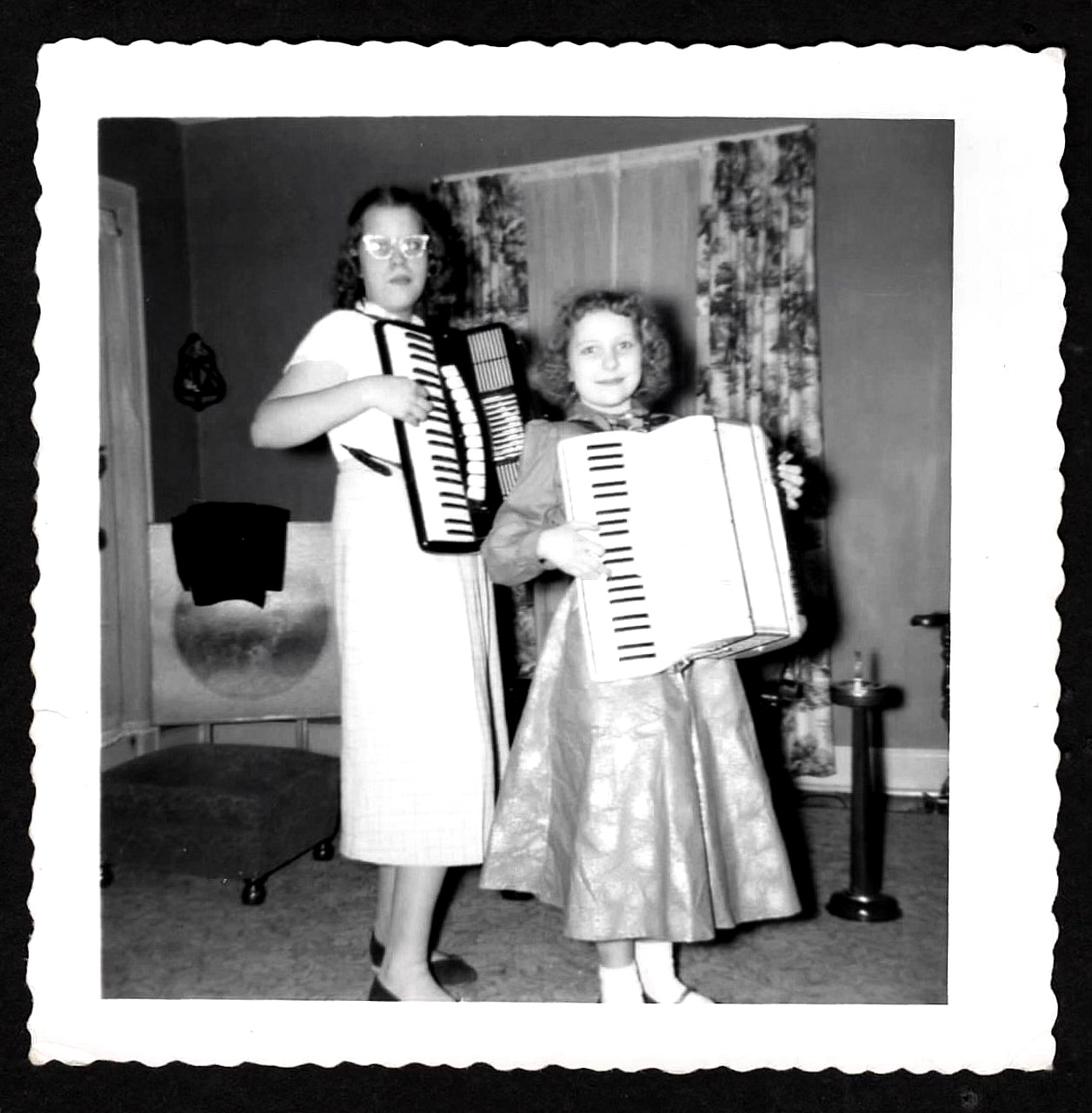 ca.1952 Accordion Duo Ready To Rock. Mother-Daughter? Vintage SNAPSHOT Photo
