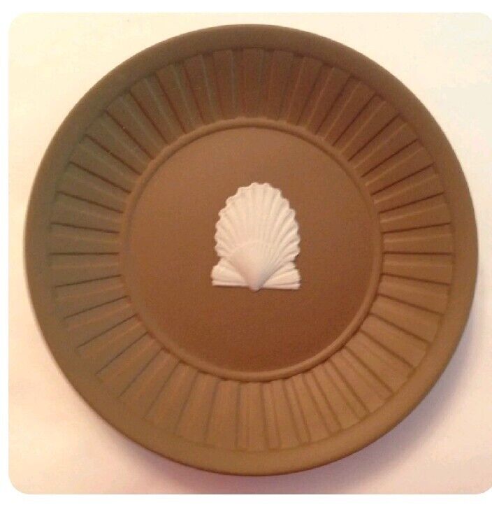 WEDGWOOD JASPERWARE BROWN SHELL FLUTED TRAY~TAUPE 1984 RARE TRINKET DISH VINTAGE