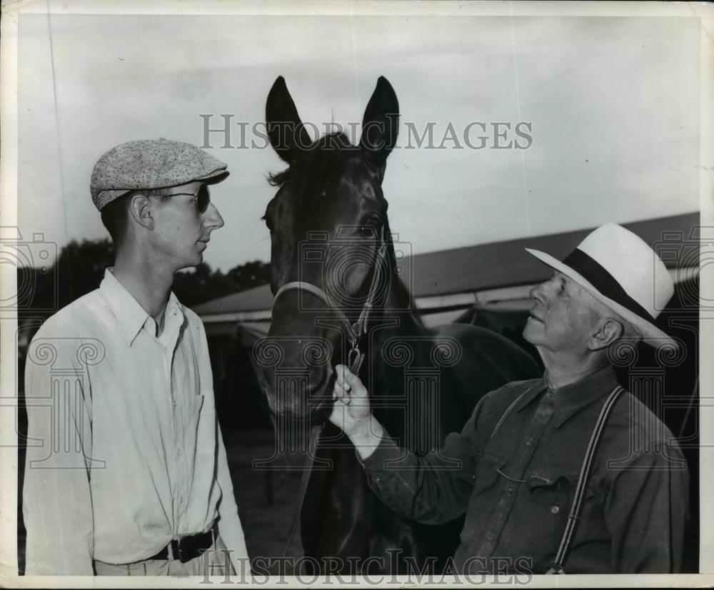 1946 Press Photo trainer and his race horse - net24357
