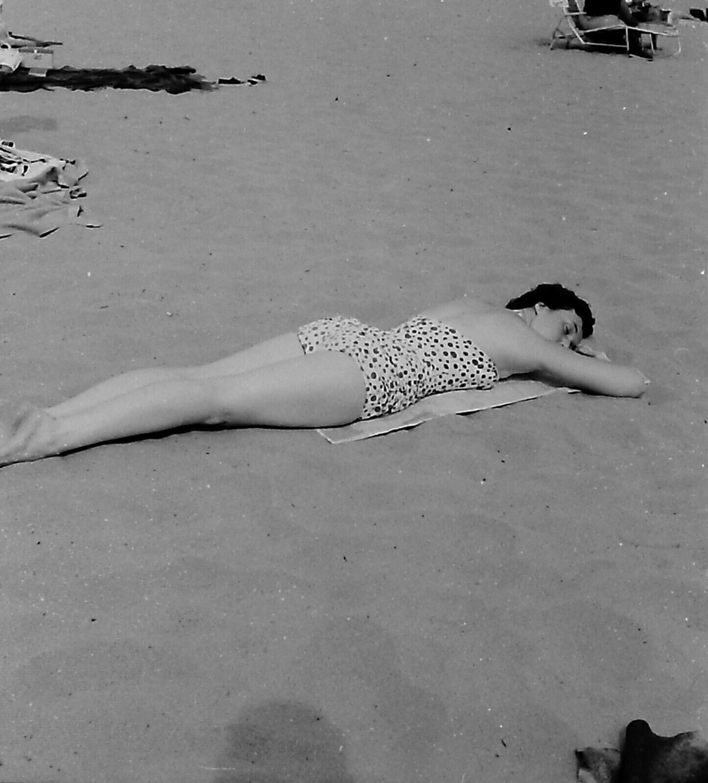 VTG 1950s MEDIUM FORMAT NEGATIVE BEACH SCENE BRUNETTE POLKA DOT SWIMSUIT 161-1