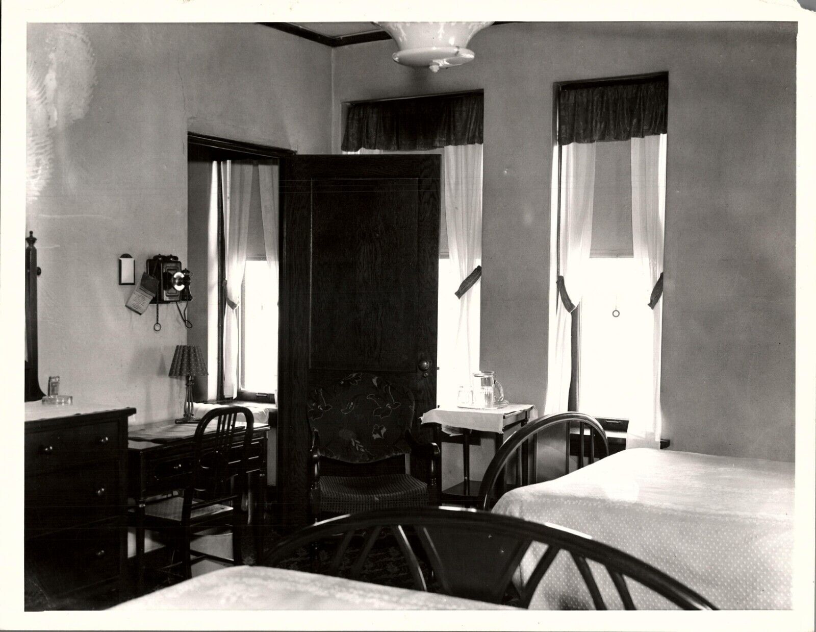 PRESS PHOTO - 1935 GUEST ROOM IN HOTEL ANTLERS, LORAIN, OH - REVERSE PRINT