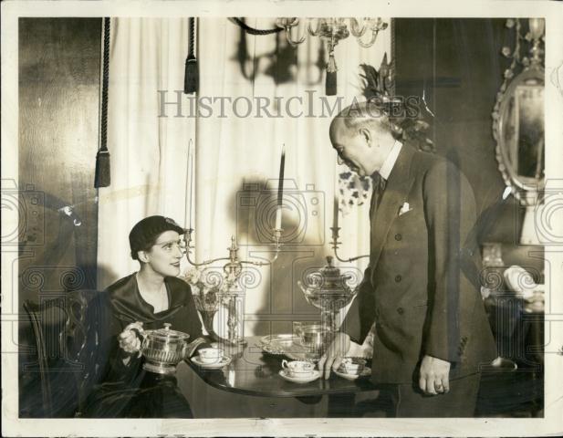 1931 Press Photo Beatrice Lilly Pouring Tea Chicago Antique Exposition