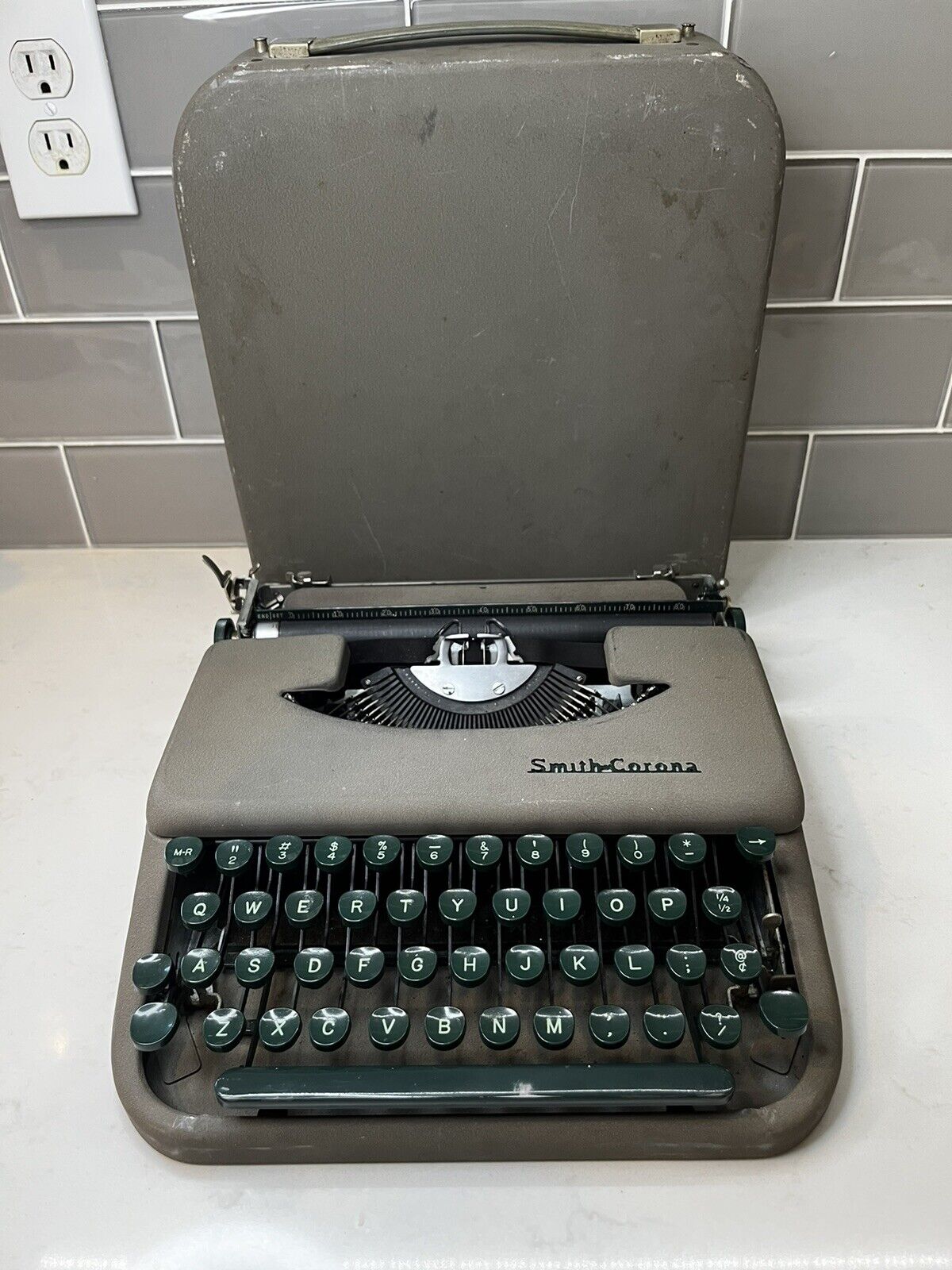 Vintage Smith-Corona Skywriter Portable Manual Typewriter in Case Traveler