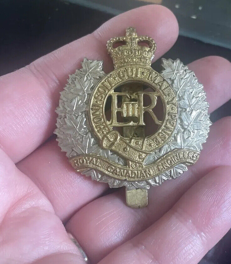Vintage QE2 era Canadian Royal Engineers  Bimetal Two Tone cap badge