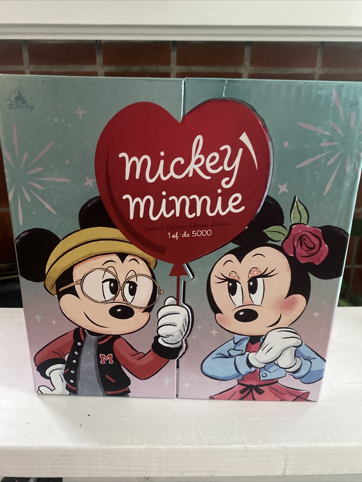2022 Limited Edition mickey and minnie valentines day Collectible