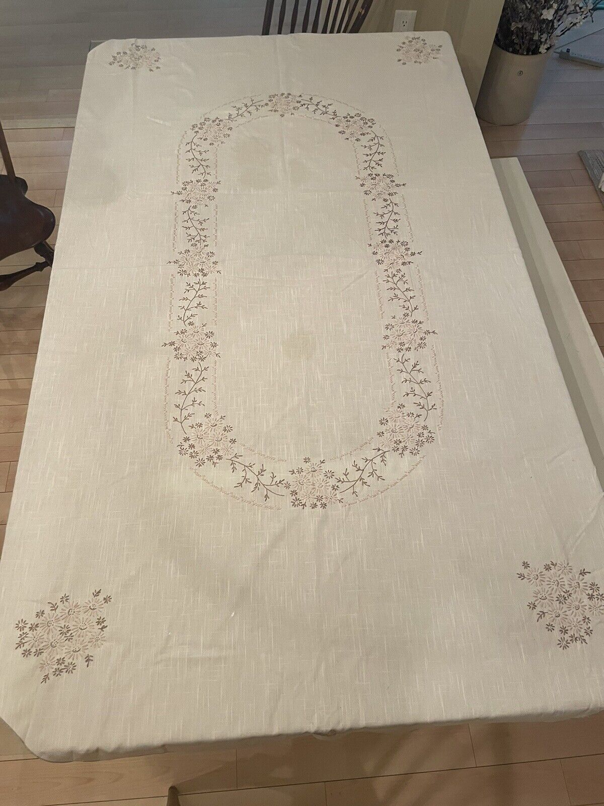Beautiful Vintage Embroidery Tablecloth With 8 Napkins Oval 84\