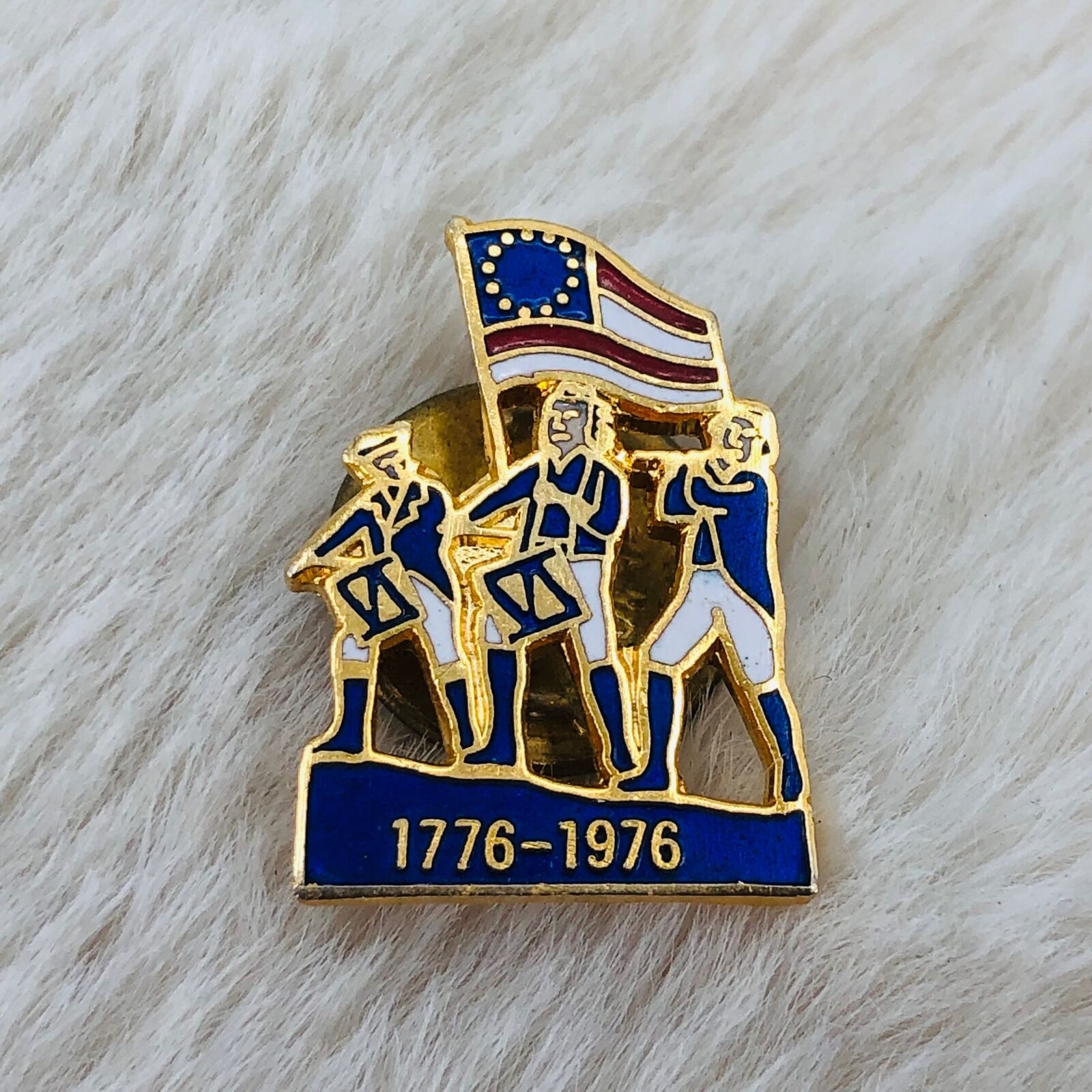 Vtg Patriotic 1976 Bicentennial Souvenir Lapel Pin w/ Betsy Ross Flag