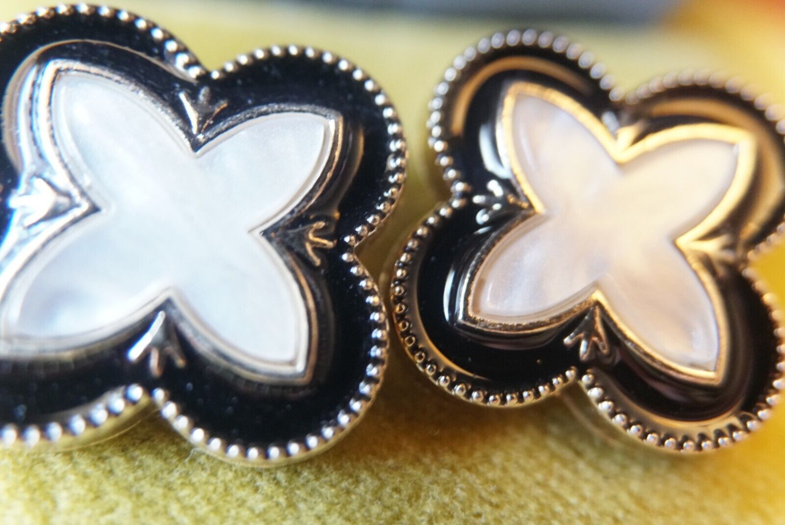 TWO     100%  LV  BUTTONS gblack & gold & white   mm 0,9 inch