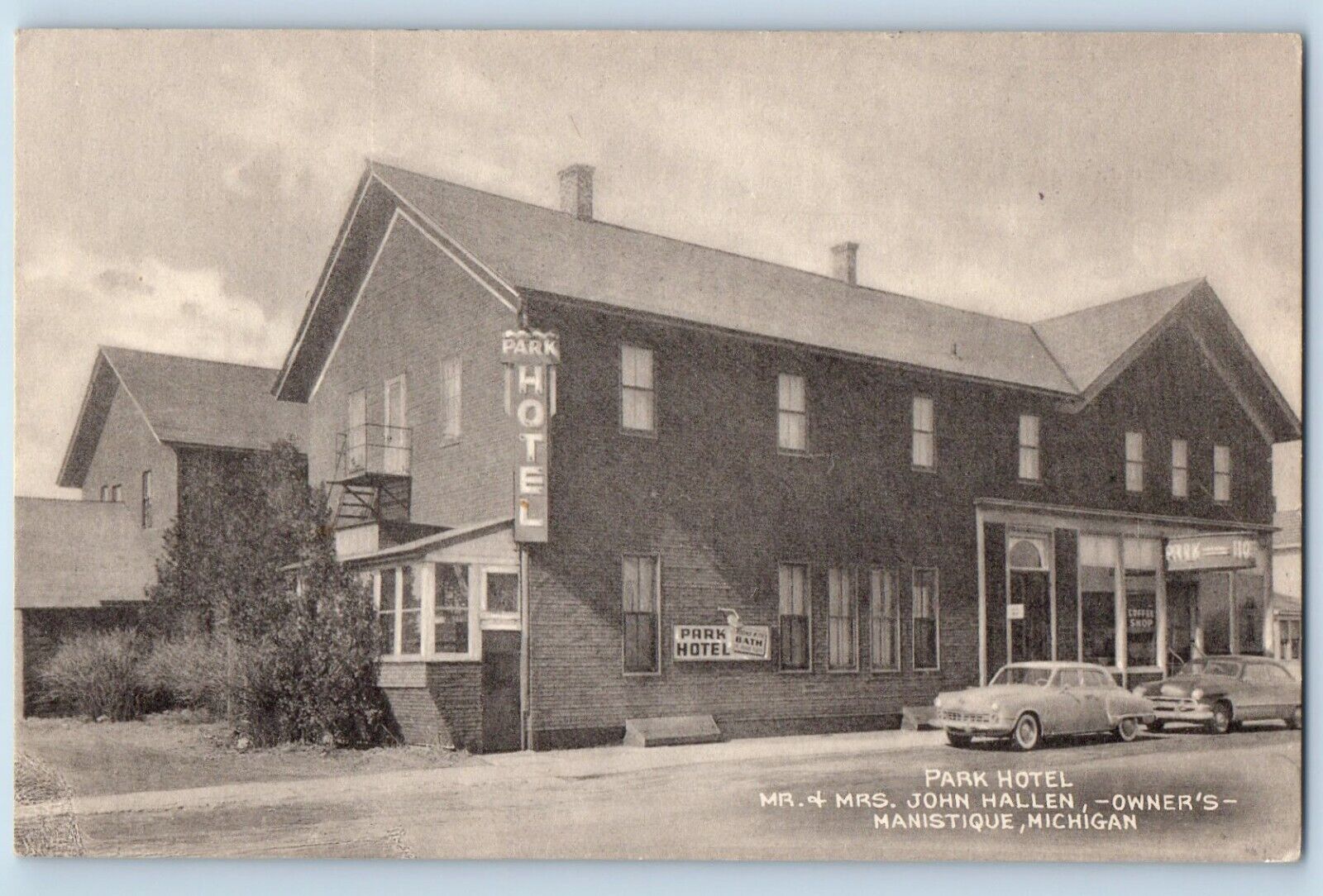 Manistique Michigan Postcard Park Hotel Mr & Mrs John Hallen Classic Cars 1940