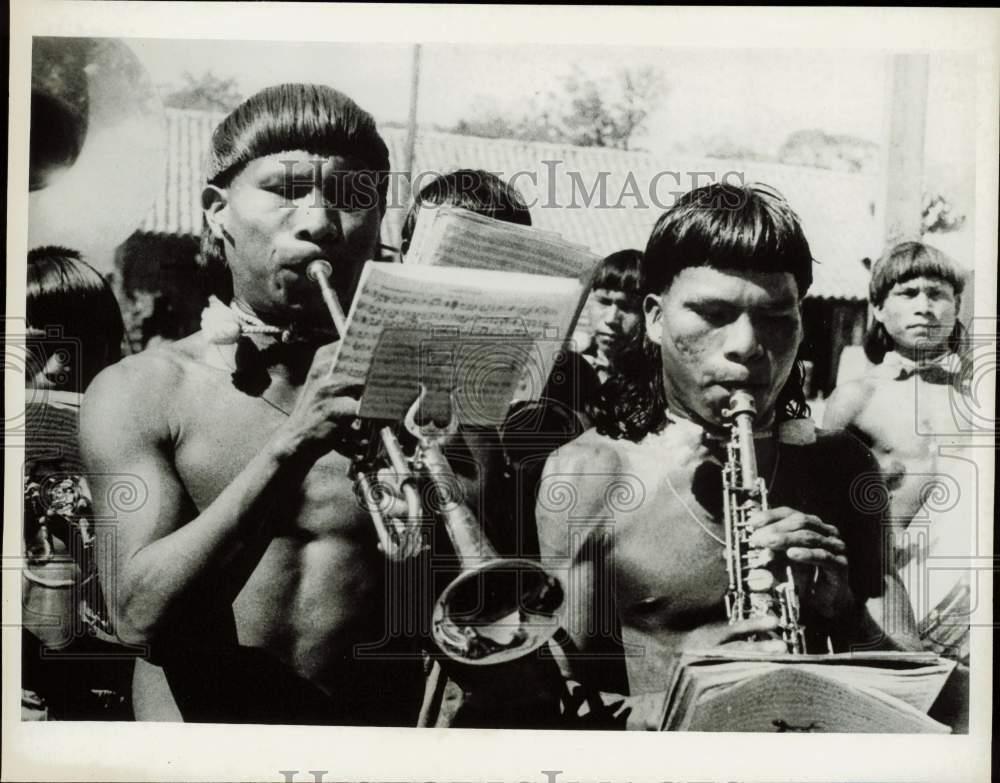 1968 Press Photo Xavantes Indians perform for visitors at mission in Brazil