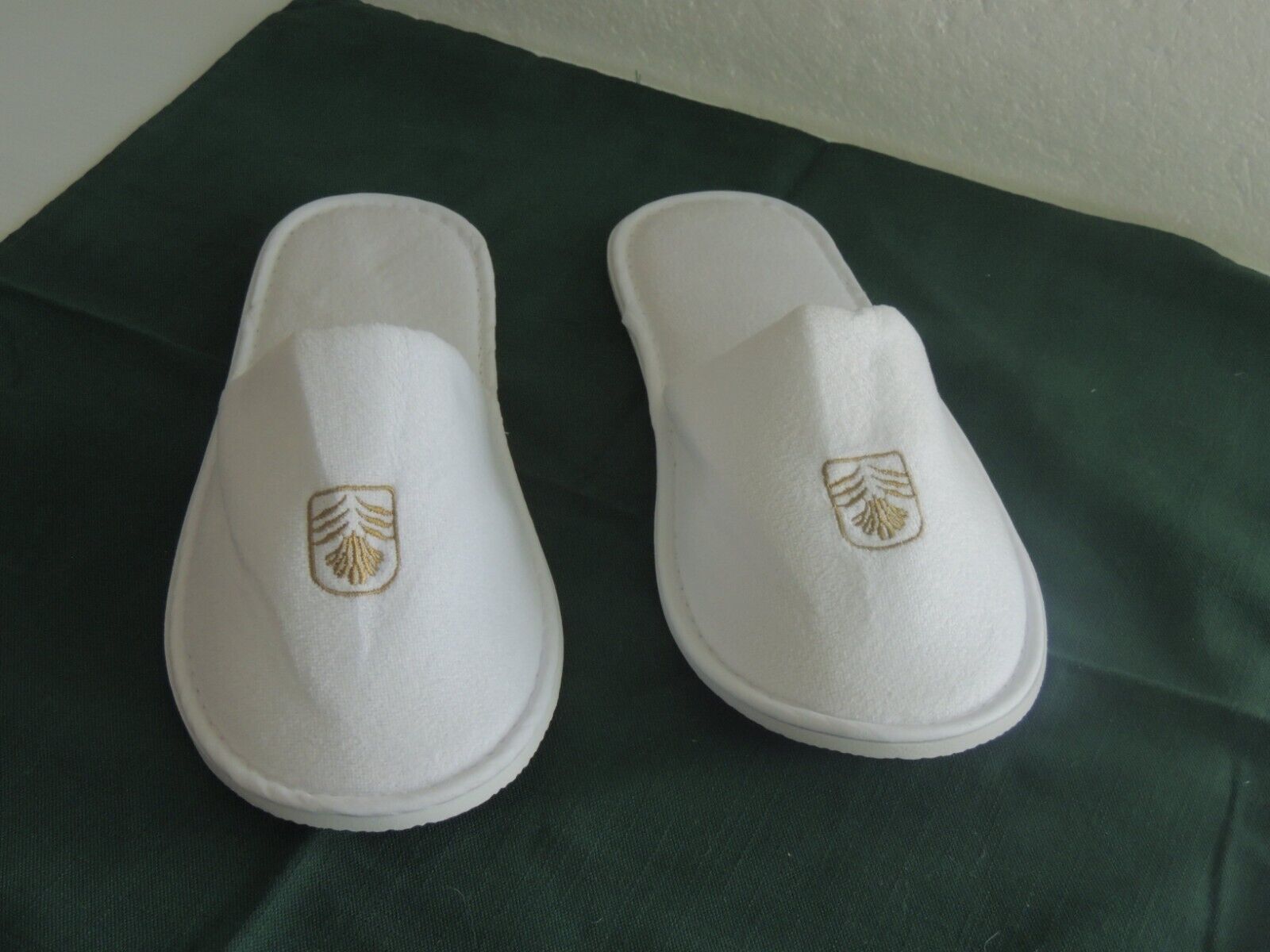 PARK ROYAL COLLECTION  MARINA BAY SINGAPORE  HOTEL SLIPPERS LARGE MEN 2 PAIR
