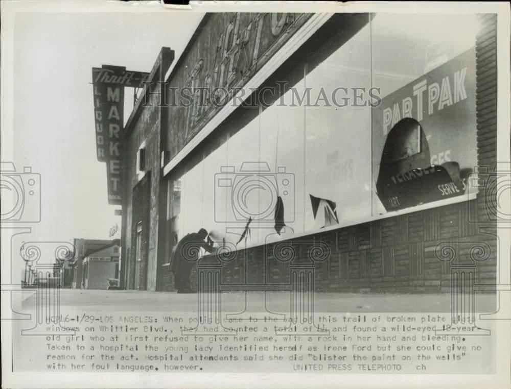 1953 Press Photo Policeman inspects broken windows on Whittier Blvd. Los Angeles