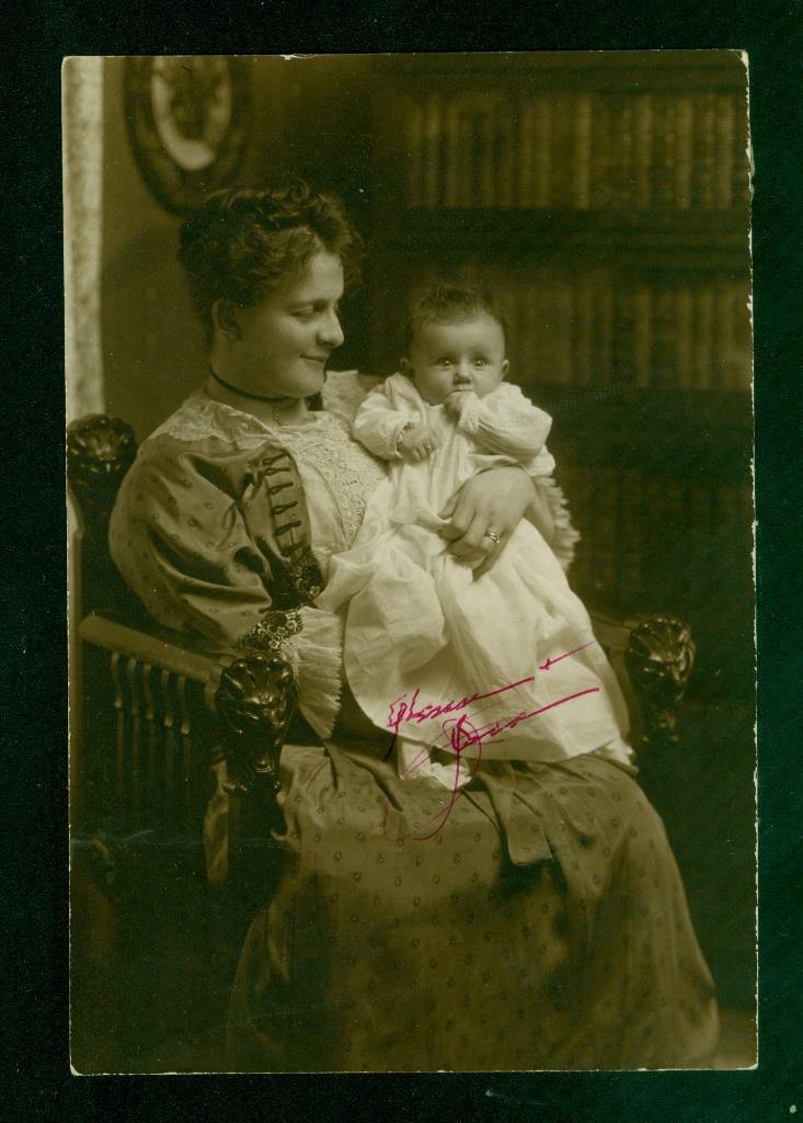 S7, 835-23, 1900s, Unmounted Photo, Mother and Child in a Studio