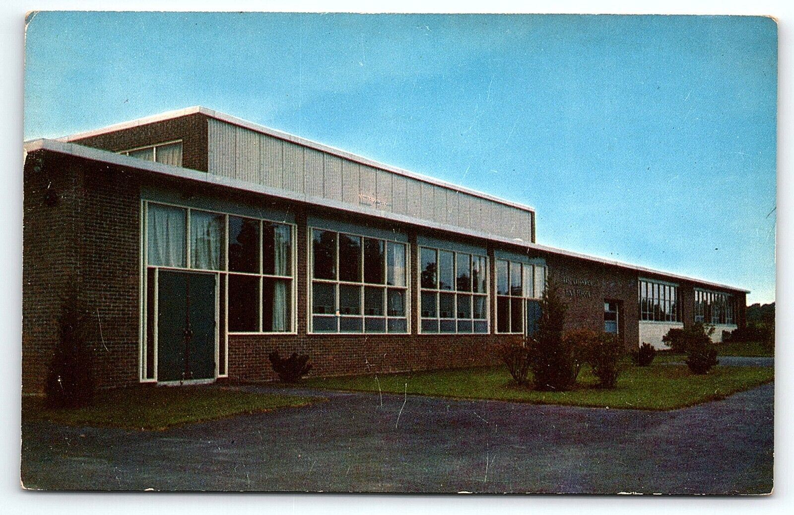 1950s EAST GREENWICH RI HIGH SCHOOL CEDAR AVE PHOTOCHROME POSTCARD P2110