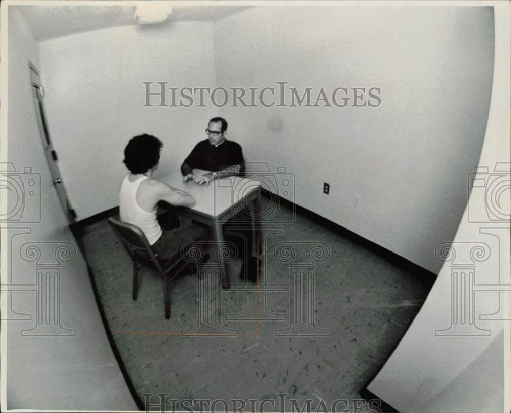 1972 Press Photo Fr. Fernandez Martinez talks to an inmate at Dade County Jail