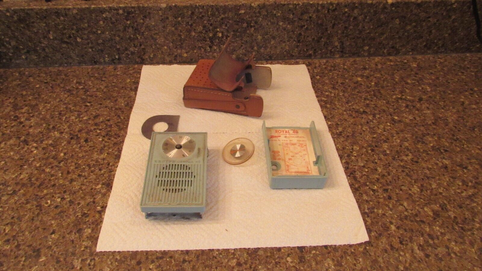 Vintage Zenith Royal 40 Transistor Radio non-working parts or repair with case