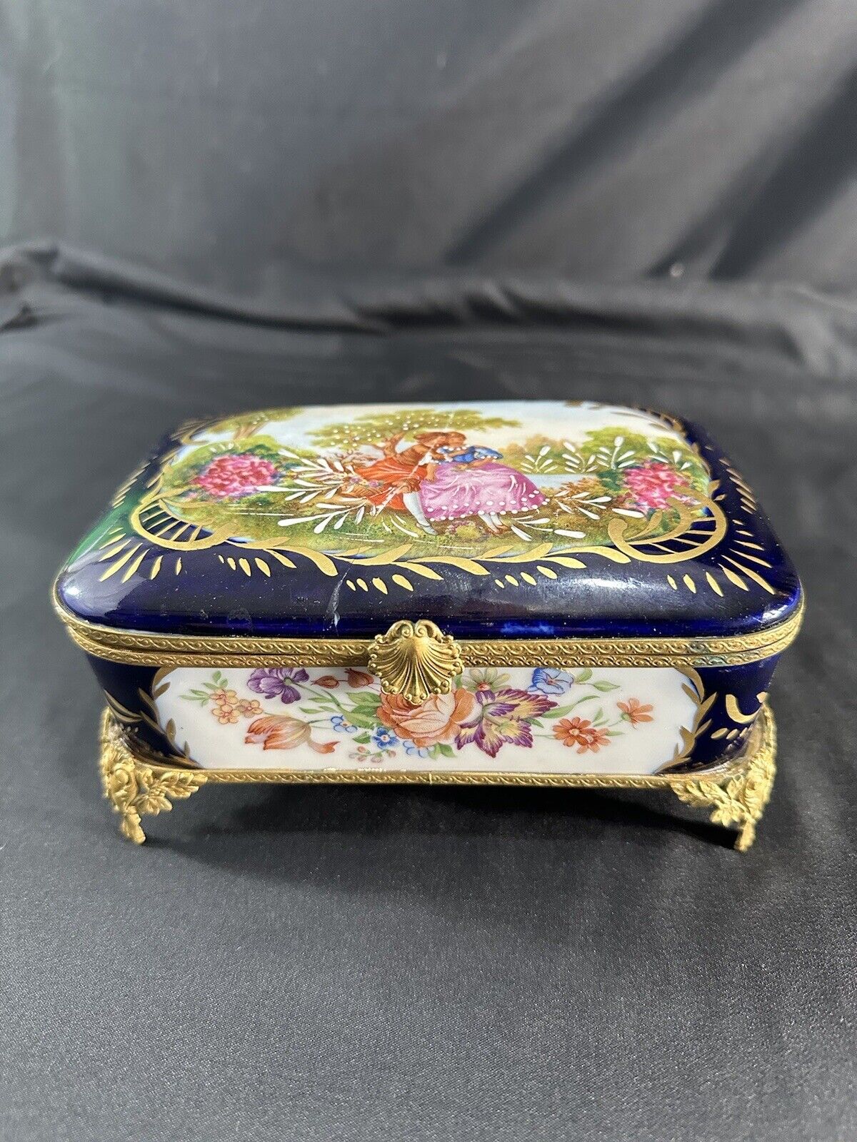 18th CENTURY FRENCH VINCENNES SEVRES PORCELAIN LIDDED DRESSER  JEWELRY BOX