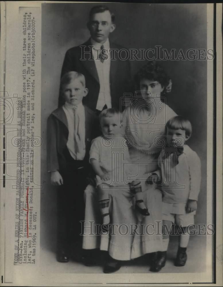 1917 Press Photo Portrait of young Richard M. Nixon with his parents & brothers