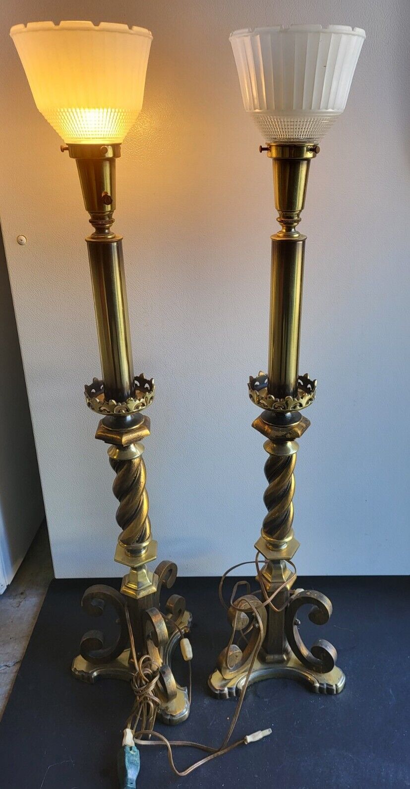 2 Vintage hollywood regency solid brass table lamps 