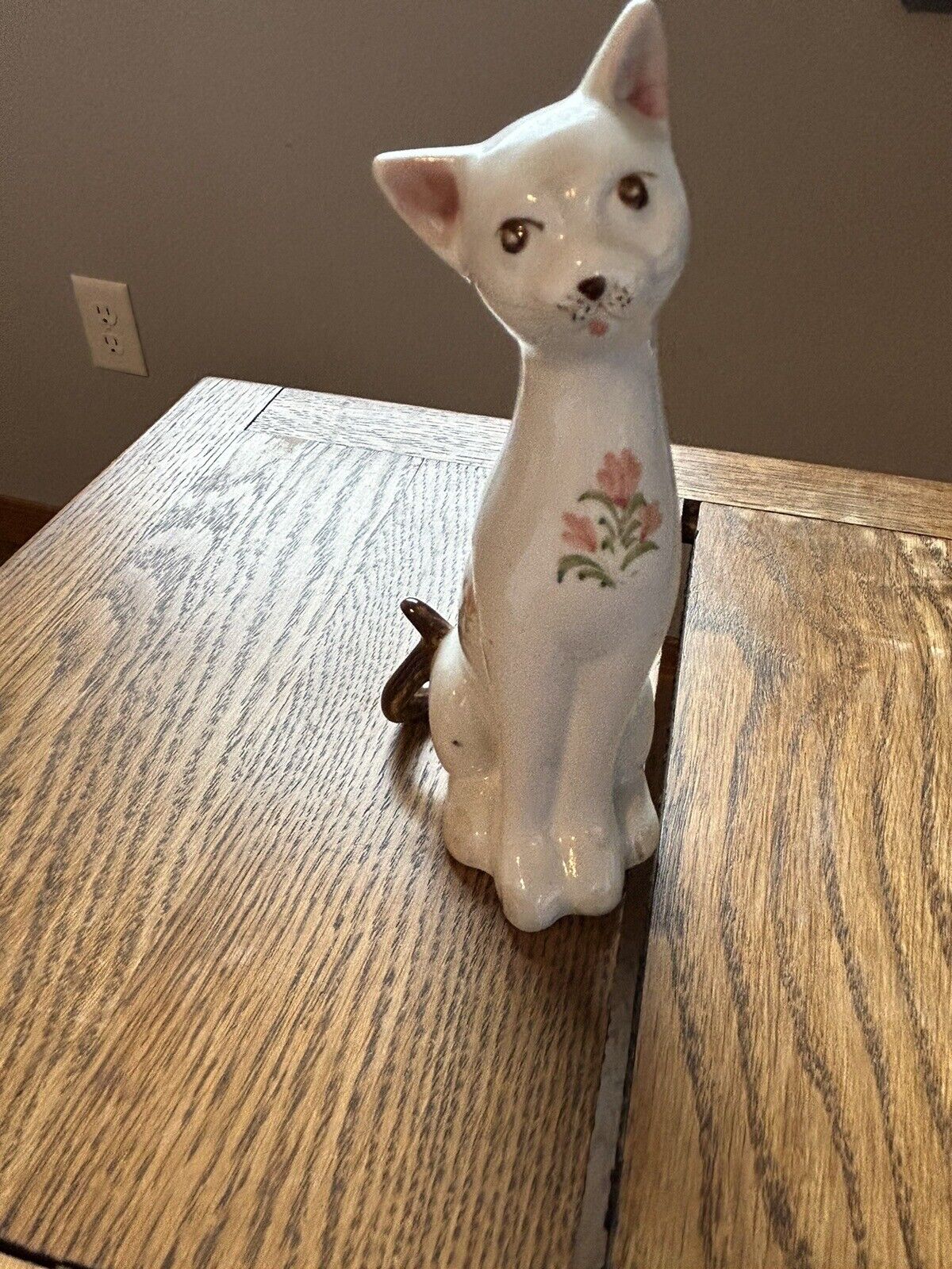 VINTAGE PRETTY HANDCRAFTED THAILAND PORCELAIN CAT FIGURE WITH 