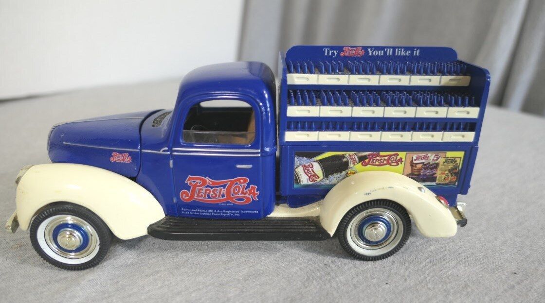 Golden Wheel Premier Edition 1940 Ford Pepsi-Cola Die Cast Delivery Truck 1:18