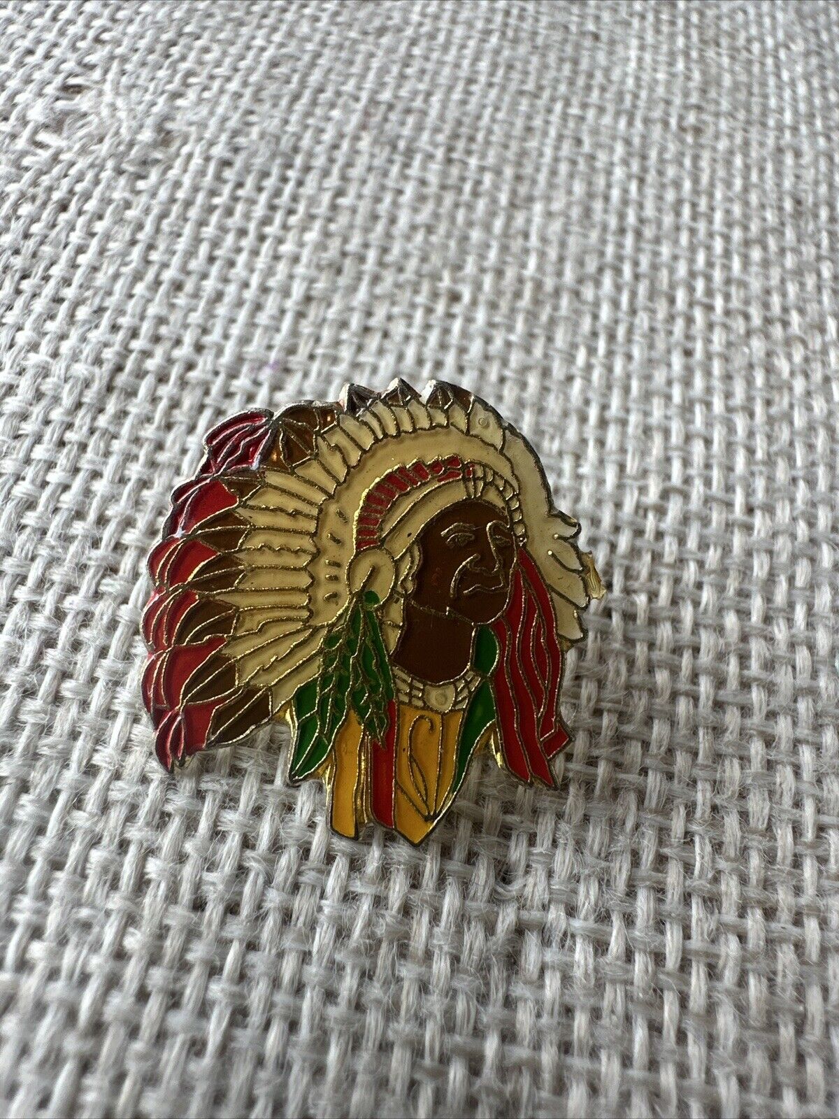 NATIVE AMERICAN - INDIAN CHIEF COLORFUL HEADDRESS - VINTAGE LAPEL PIN  7/8 x 7/8