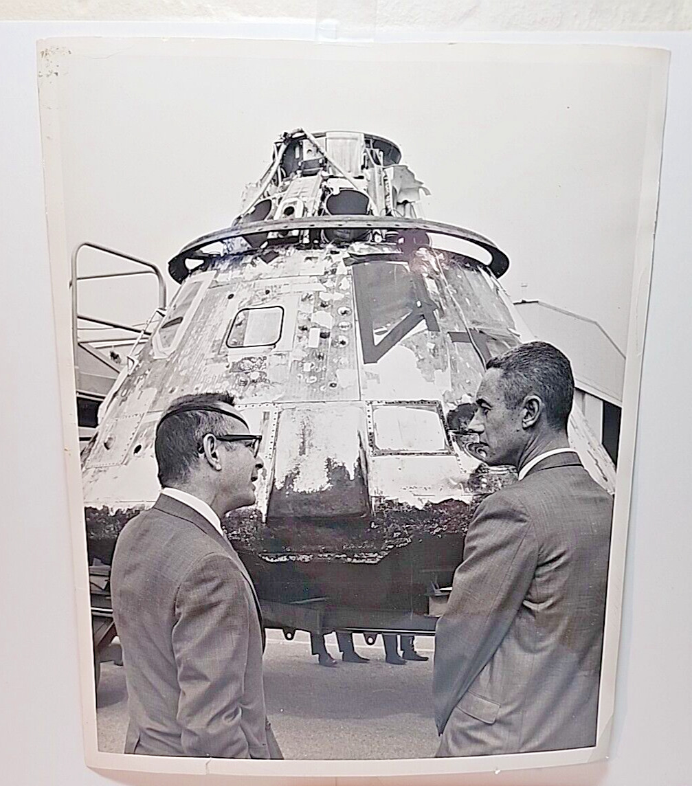 8 x 10 B & W Photo NASA Scorched Apollo Capsule + Astronaut & Scientist RRP 254