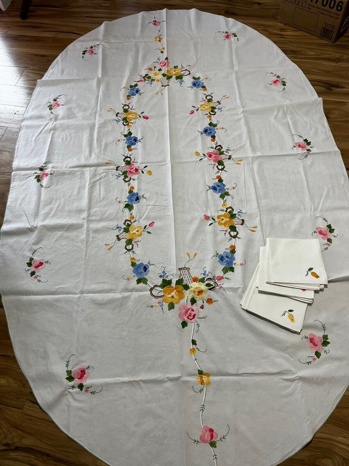 Vintage Handmade Oval Tablecloth Floral Baskets Appliqué & 12 Napkins 100” X 62”