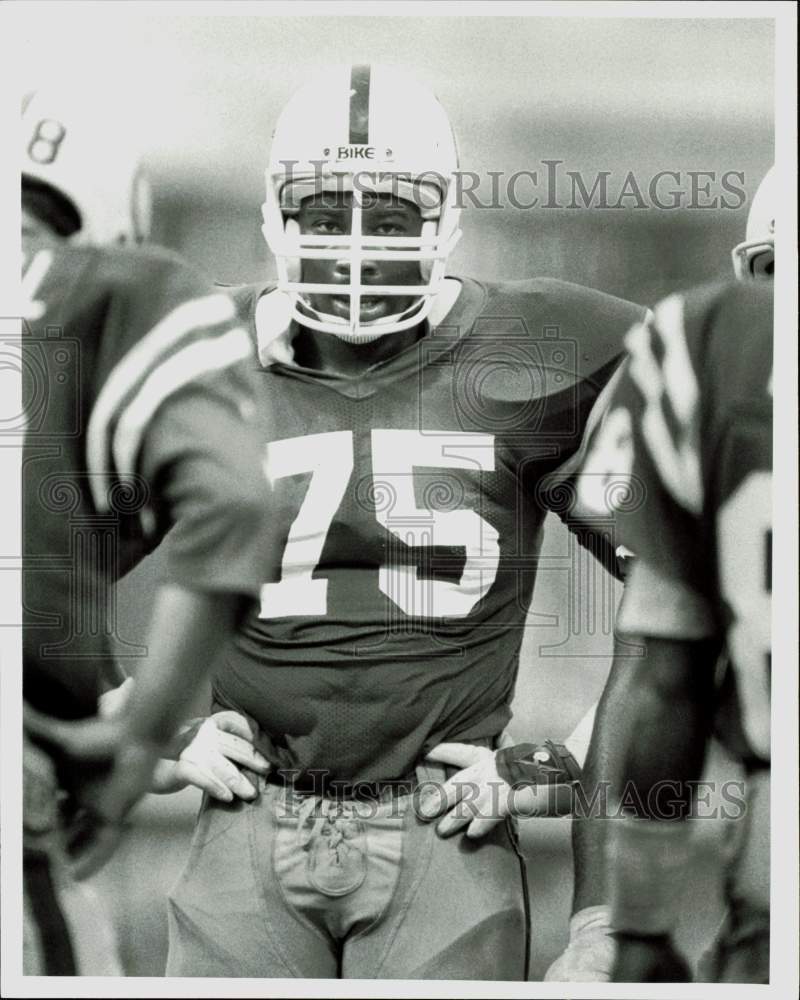 1983 Press Photo Indianapolis Colts LB #75 Chris Hinton with hands on hips